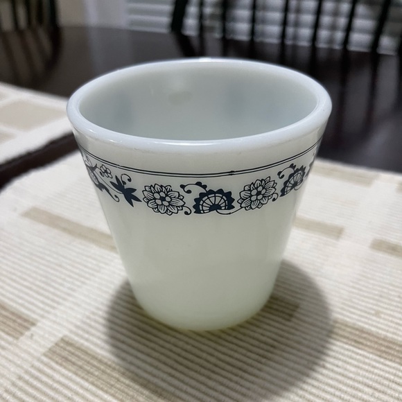 Pyrex Old Town Blue Onion D Handle Coffee Mug - Picture 6 of 9